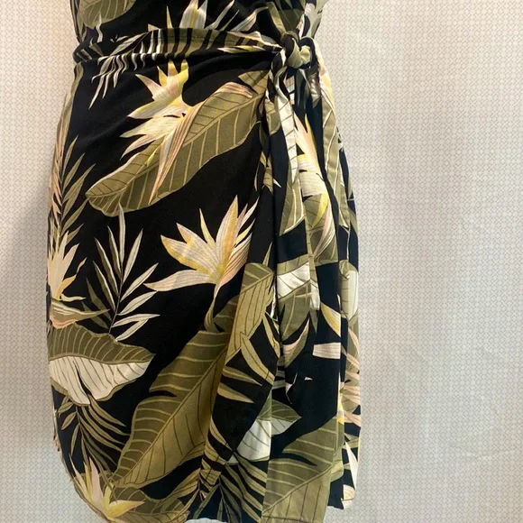 Volcom wrap romper. Excellent condition, never worn - Picture 6 of 8